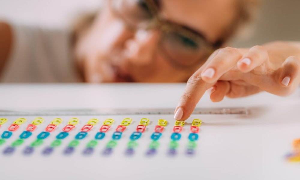 woman-with-ocd-obsessive-compulsive-disorder-concept-placing-paperclips-straight-line-min woman-with-ocd-obsessive-compulsive-disorder-concept-placing-paperclips-straight-line-min